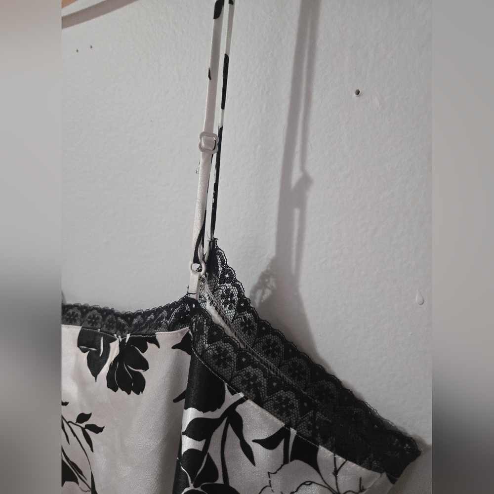 Victoria’s Secret Babydoll Front Tie Closure Floral White Black Lace Large Y2K - Picture 5 of 6